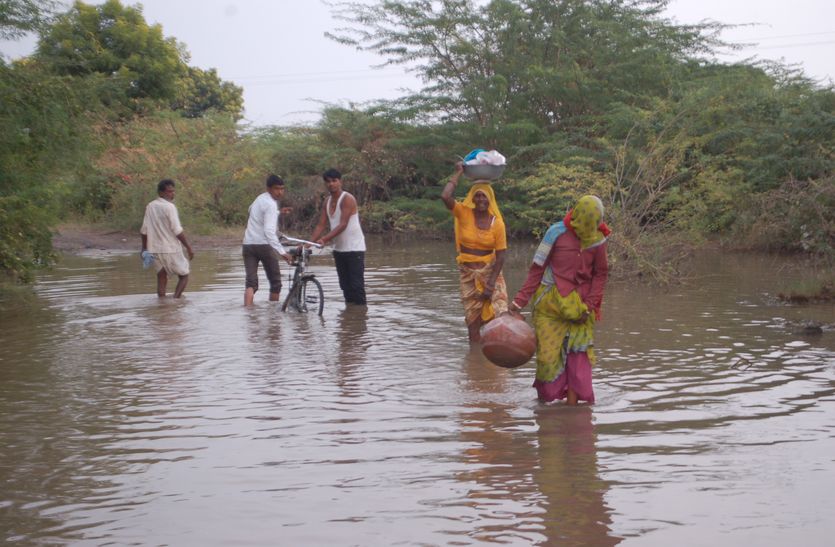 पानी के बीच में से निकलना मजबूरी, 10 से ज्यादा गांव प्रभावित