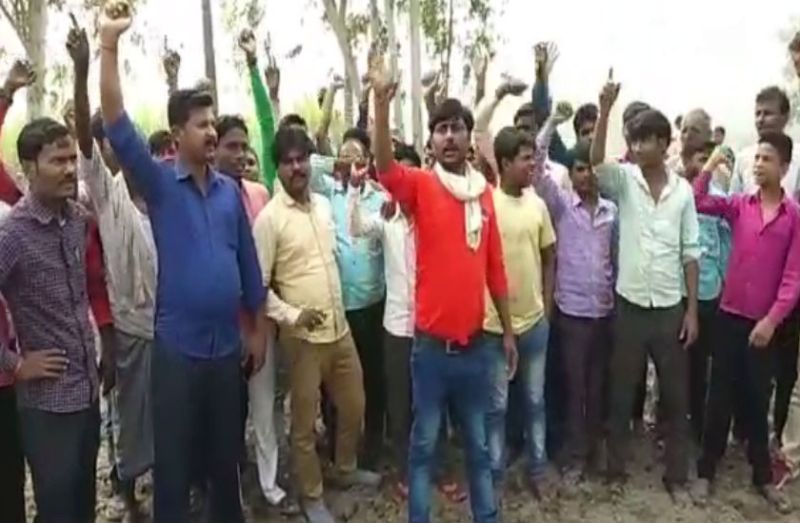 खेत में मिले प्रतिबंधित पशुओं के अवशेष, पुलिस के खिलाफ जमकर हुई नारेबाजी