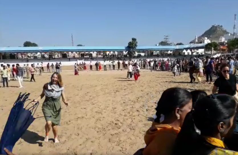 pushkar fair 2019 : पुष्कर के रेतीले धोरों में एक टांग पर दौड़ी विदेशी बालाएं