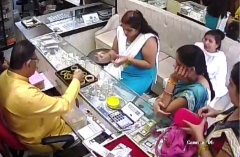 कान्हा की नगरी में सक्रिय महिला चोर गिरोह, देखते ही देखते पार किए सोने के आभूषण