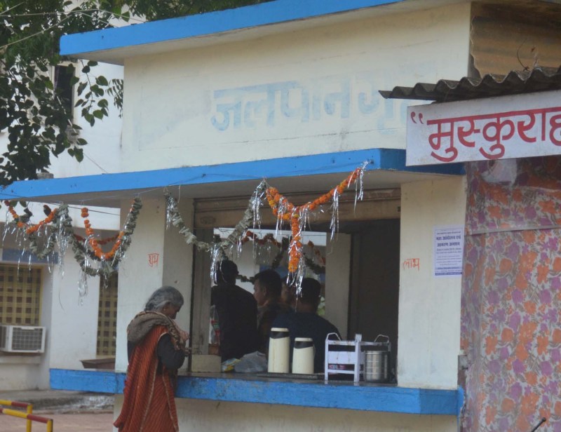 जिला अस्पताल की केंटीन पर 3 लाख और वाहन स्टेंड पर 50 हजार बकाया