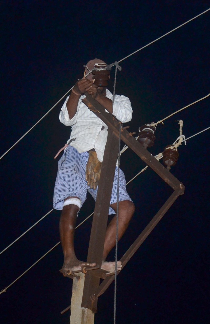 ट्रक में फंसकर टूटा हाईटेंशन लाइन का तार, बड़ा हादसा टला