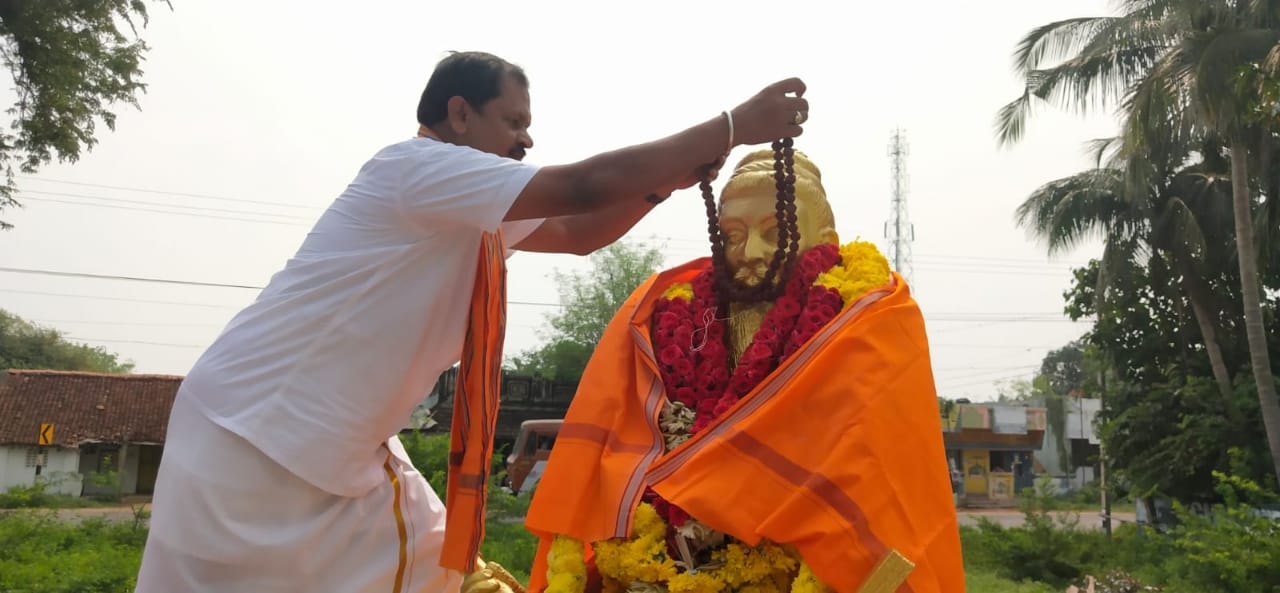 Hindu Makkal Katchi founder drapes saffron shawl on Thiruvalluvar statue :
