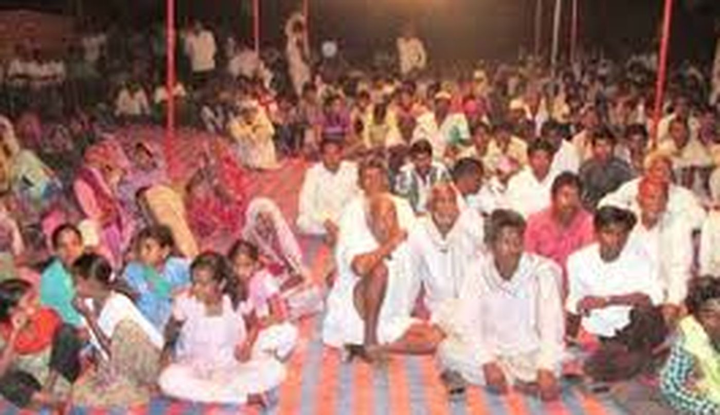 रात्रि चौपाल में समस्याएं उठाना पड़ा महंगा, लोगों को बाहर धकेला