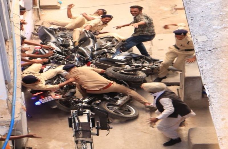 ajmer news : बाइक पर आए पुलिसकर्मियों को गिरा कर भागे अभिनेता कमल हासन