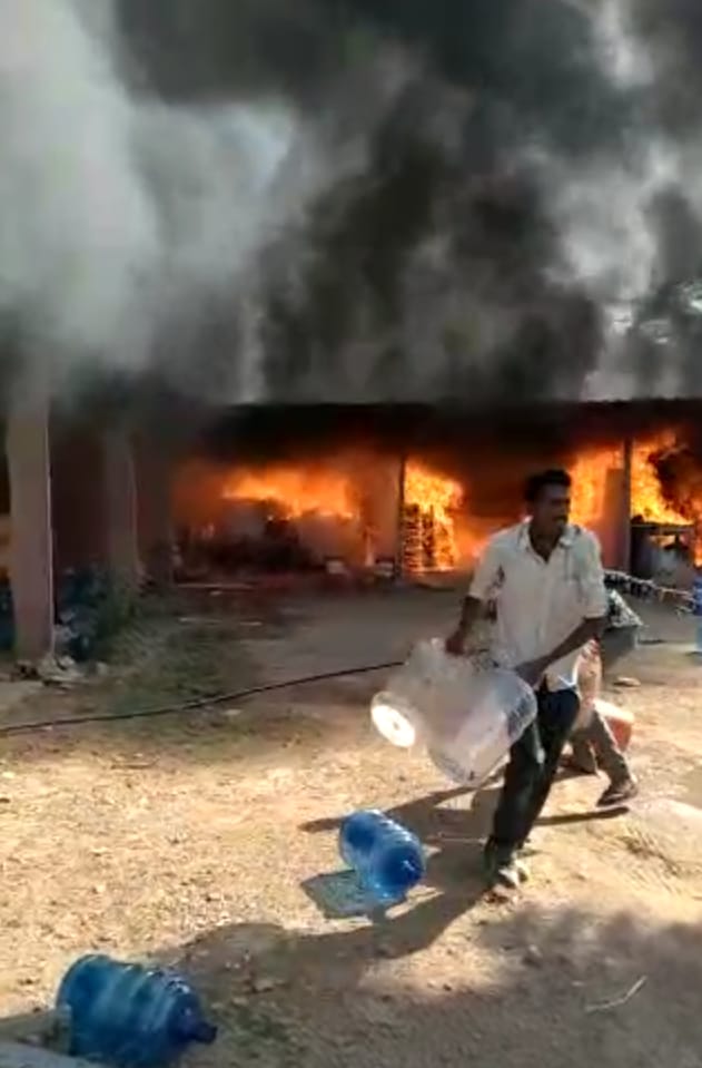 दिनदहाड़े प्लांट में धधकी आग, सामान जलकर खाक