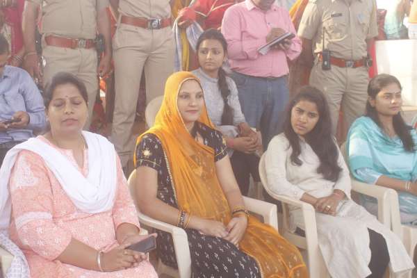 ग्रामीण और शहरी महिलाएं बेताब नजर आई।