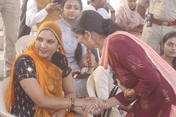 विदेशी सैलानी भी रूमा देवी की तारीफ सुनकर खुद को रोक नहीं पाए।