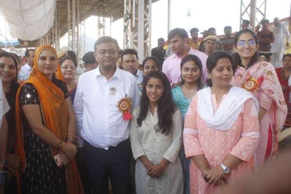 उनकी बाडमेर शैली के परिधान देखकर लोग हैरान रह गए।