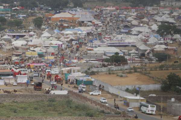 ठेठ राजस्थान की अलबेली संस्कृति भी दिखाई देती है।