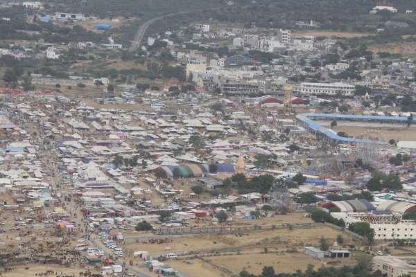 पौराणिकाल के सरोवर को सावित्री पहाड़ी से देखने पर वह अद्भुत दिखता है।