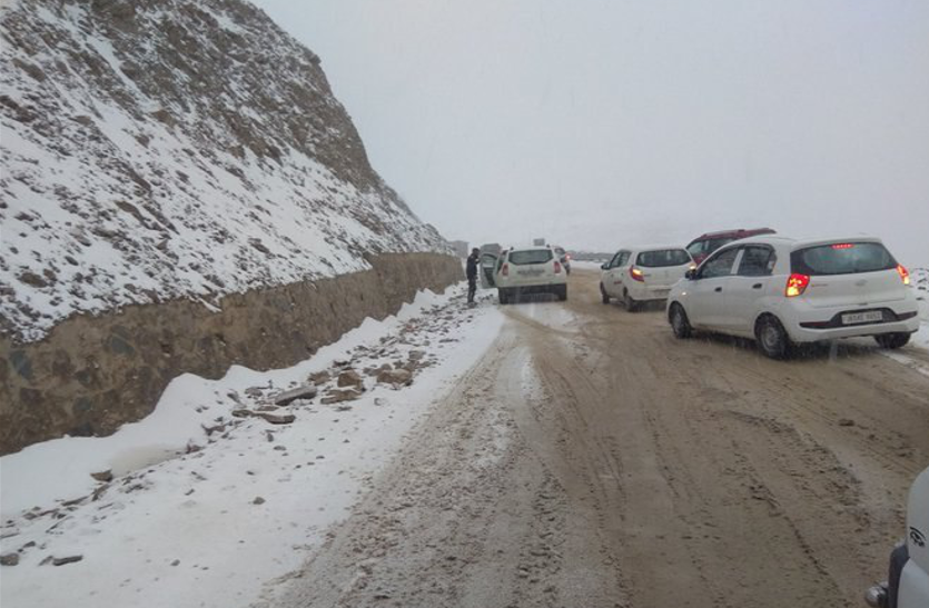 कश्मीर में बर्फबारी और हिमस्खलन से आफत, 5 की मौत, सड़कें हुई बंद