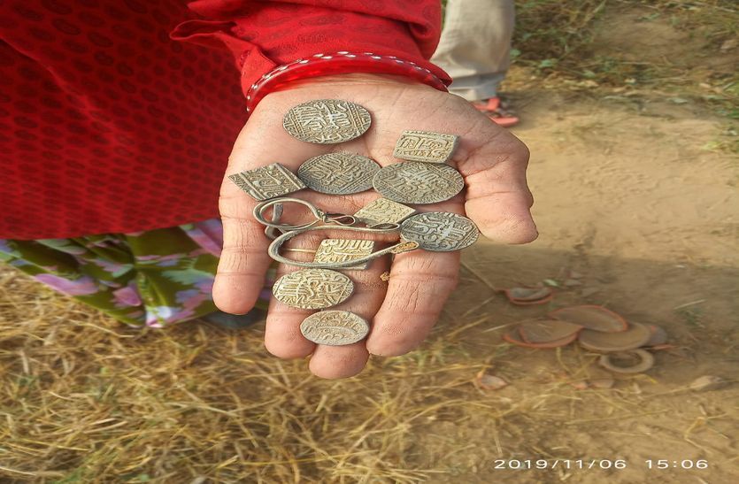 झुंझुनूं जिले के इस गांव में खुदाई के दौरान मिले प्राचीन सिक्के