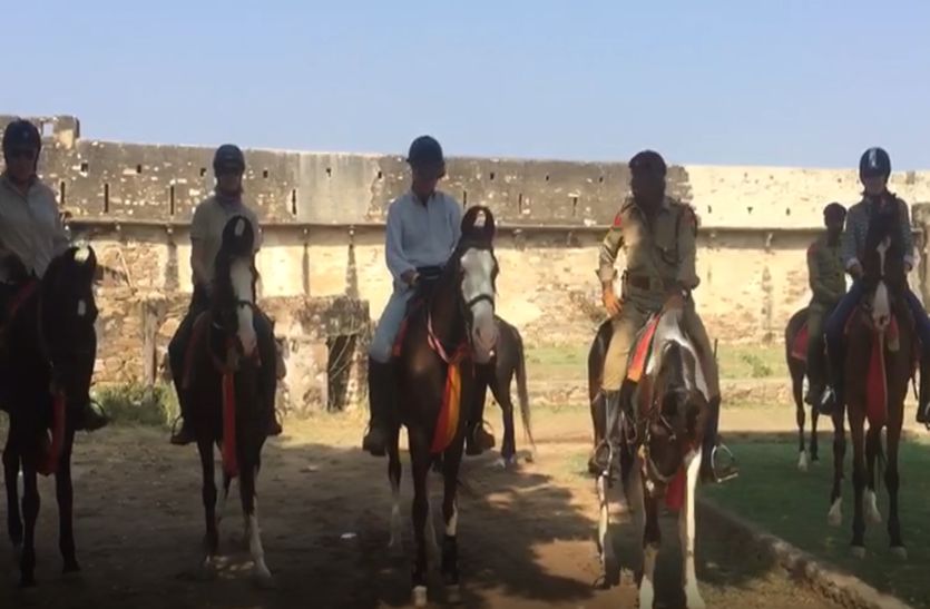 आप भी देखें …रेत के धोरो में घोड़ों पर रोमांच का सफऱ