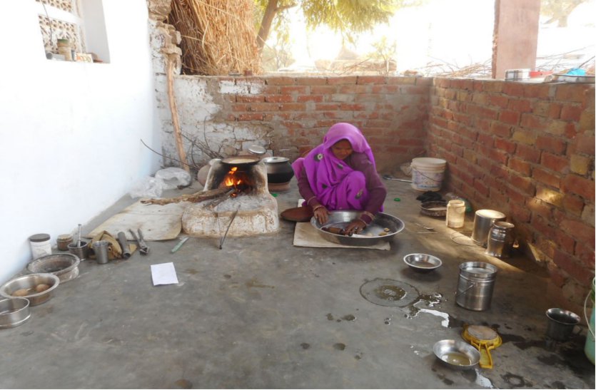 ‘गांवों में अब भी चूल्हा फंूक रही हैं महिलाएं’