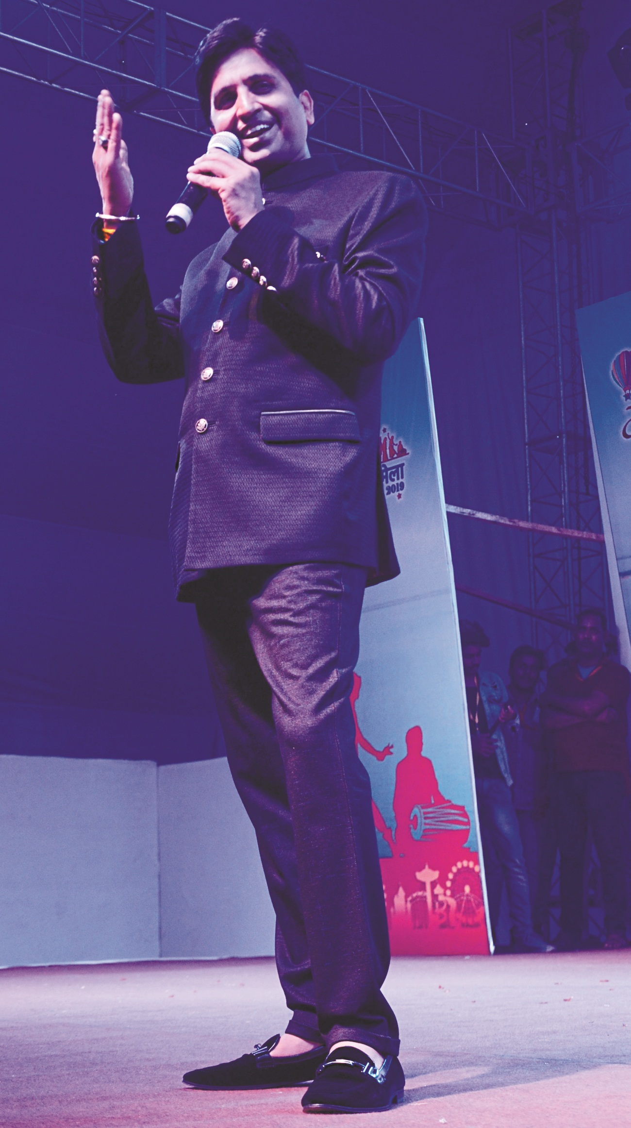 नौ महीने में तो बच्चा जन्म लेता है, तो नई कविता कैसे लिख दूं...