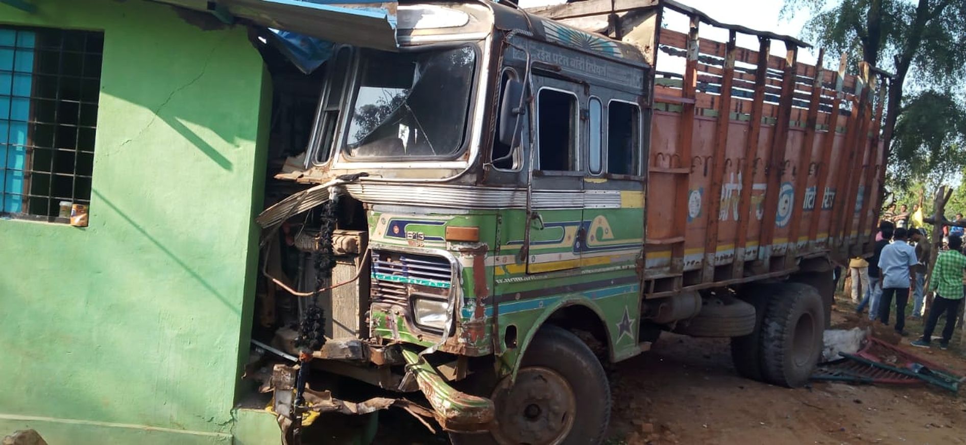 ट्रक ने बस को मारी टक्कर, 14 यात्री घायल