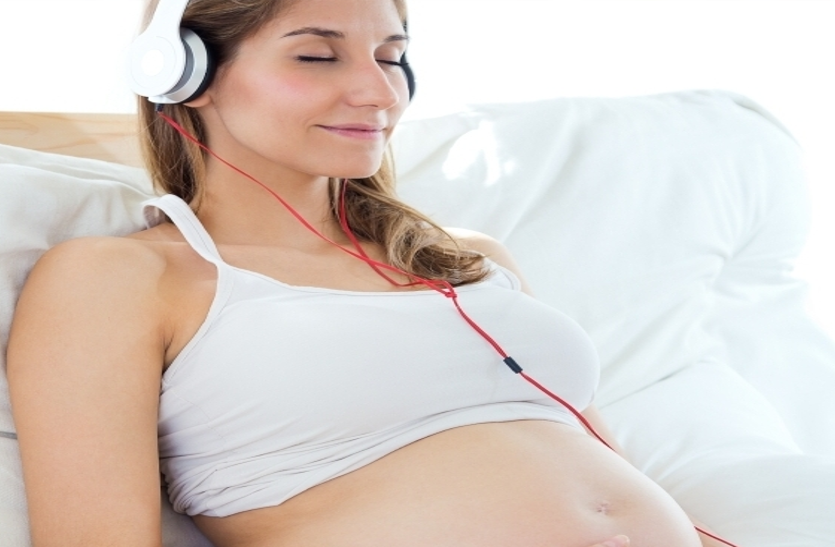 प्रेग्नेंसी के दौरान धीमी आवाज में गाना सुनने से शिशु की सेहत को होगा फायदा