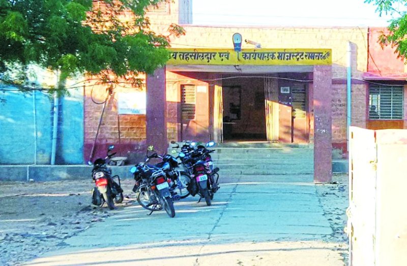 SDM not Tahsildars, crises of water in office