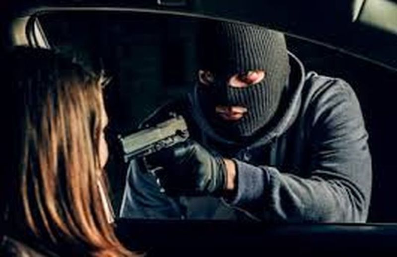 Crime; जोड़े को धमकाकर मोबाइल फोन लूटे