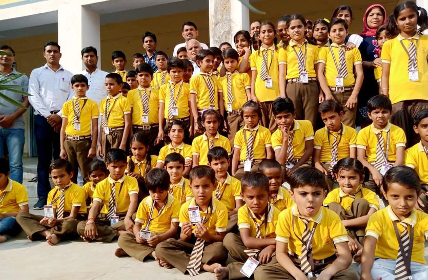 इस सरकारी स्कूल में व्हाट्स एप हाजिरी, अंग्रेजी में होती है पढ़ाई