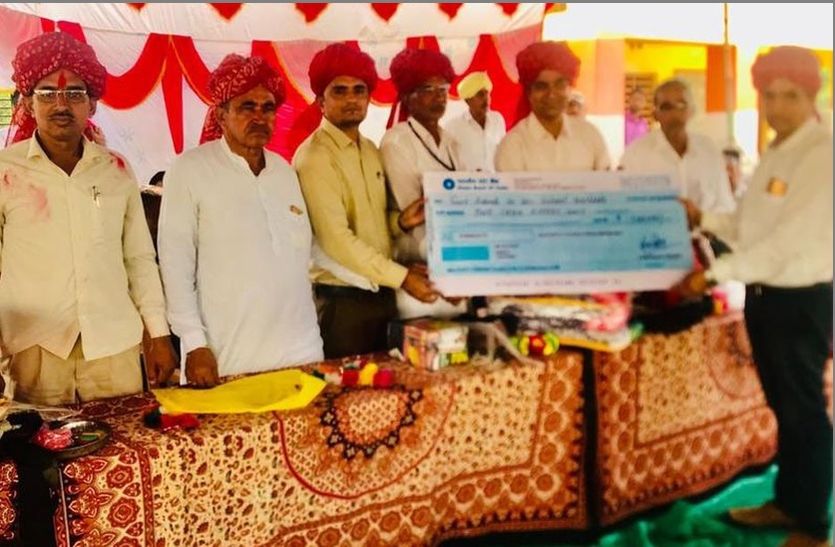 teacher gave Donation of one lakh from salary on retirement
