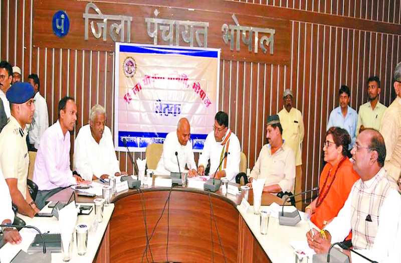 जनप्रतिनिधि बोले-कागजी प्लान का प्रेजेंटेशन मत दिखाओ, तालाब-शहर के कब्जे कैसे हटेंगे बताओ