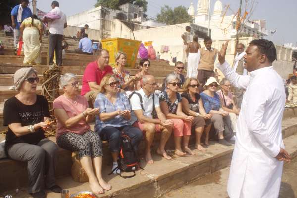 हजारों मील दूर से आए विदेशी सैलानी भी देखे जा सकते हैं।