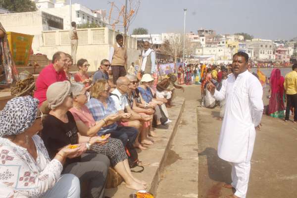 कई पर्यटकों ने घाटों पर साधु-संतों और पुरोहितों से बातचीत कर प्राचीन संस्कृति के बारे में जाना।