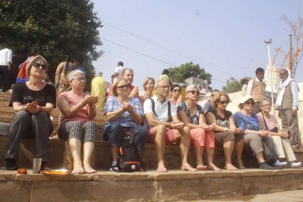 उनमें भारत की प्राचीन सनातन संस्कृति को जानने और समझने की चाहत उमड़ रही है।