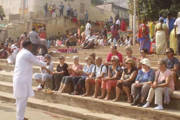 ट पर कई परदेसी पर्यटकों ने पूजा-अर्चना की।