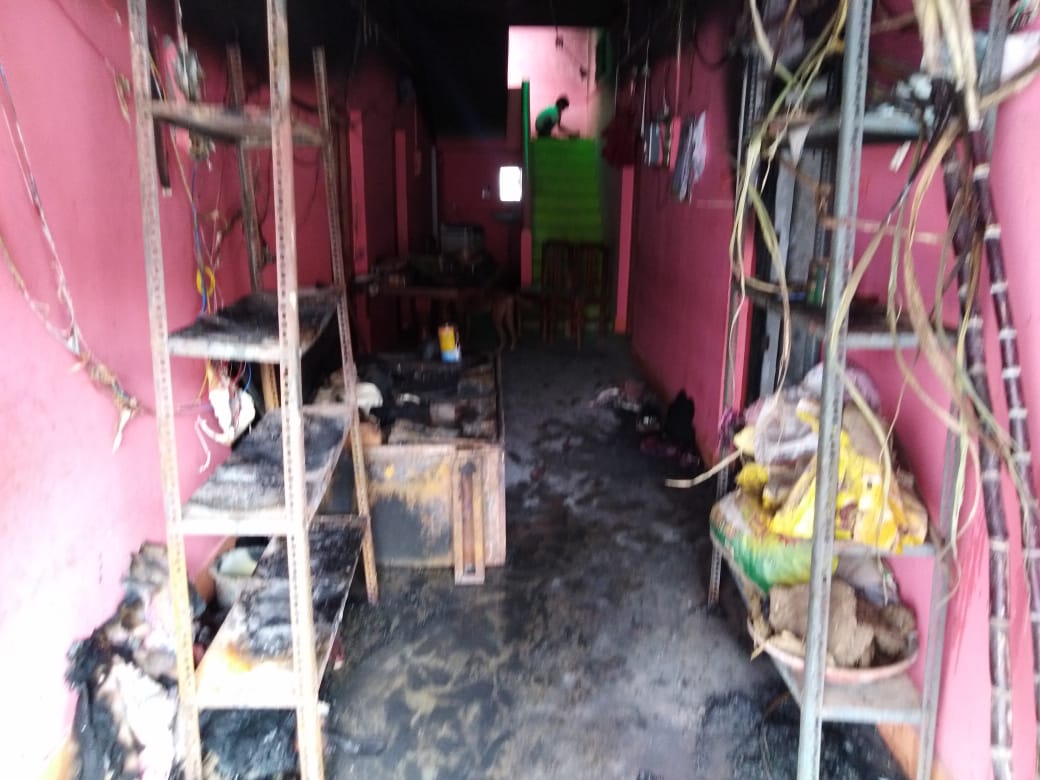 शार्ट सर्किट से घर में लगी आग, ढाई लाख का माल खाक, सो रहे परिवार ने ऐसे बचाई जान