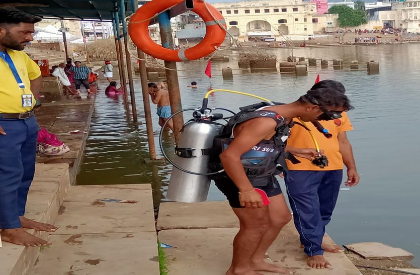 सरोवर पर श्रद्धालुओं की सुरक्षा पर नजर, तैनात हैं एडवांस स्वीमर