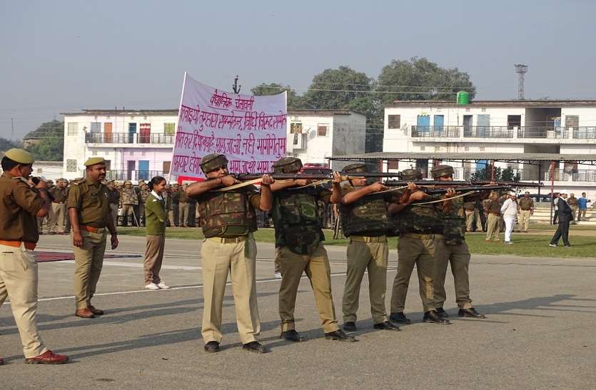 Ayodhya Ka Faisla: खुराफातियों से निपटने को बरेली पुलिस ने की तैयारी- देखें
तस्वीरें