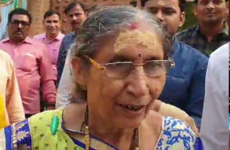 प्रधानमंत्री नरेंद्र मोदी की पत्नी जशोदाबेन ने किये श्रीकृष्ण जन्म स्थान के दर्शन