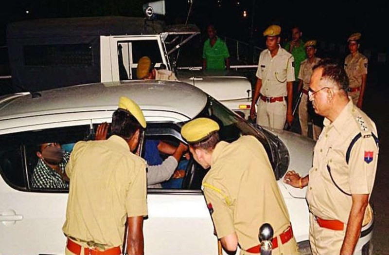 देर शाम बड़ी वारदात: रिवॉल्वर दिखाकर लाखों रुपए के जेवर-नकदी की लूट, पुलिस ने की नाकाबंदी