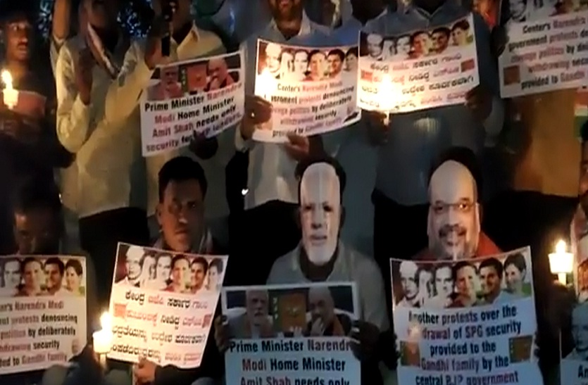 बैंगलोर की सड़कों पर कांग्रेस के साथ दिखे मोदी और अमित शाह ! वीडियो में देखें क्या है मामला