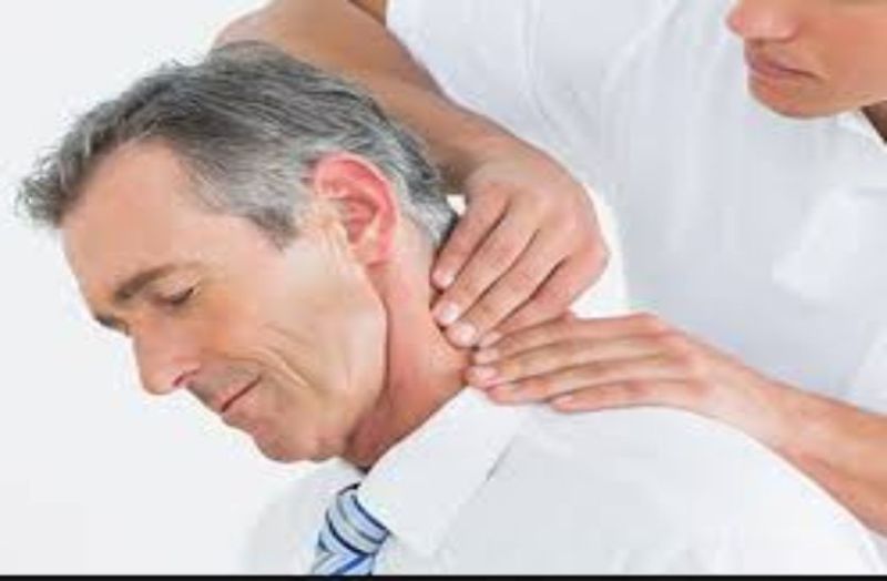 फिजियोथैरेपी : गर्दन की अकडऩ होगी दूर