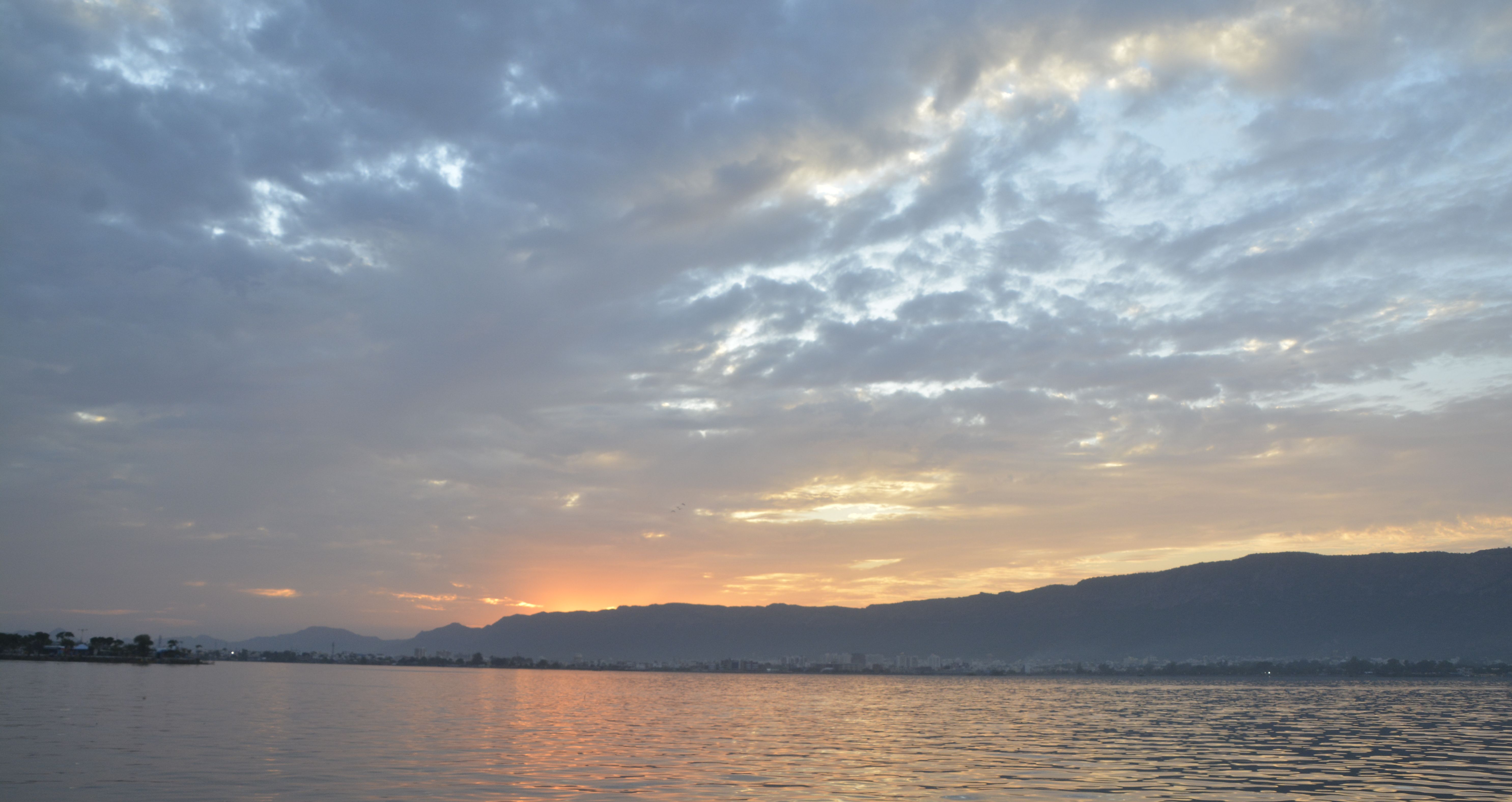 Storm BulBul: आसमान में बादल और धुंध, मौसम में बढ़ी ठंडक