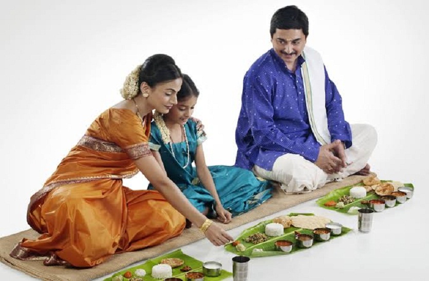 परिवार के साथ जमीन पर बैठकर भोजन, योग-व्यायाम का भी तरीका है