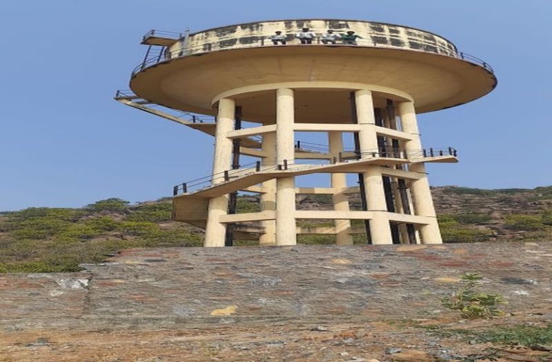 सिवायचक भूमि से अतिक्रमण नहीं हटा तो टंकी पर चढ़े चार युवक