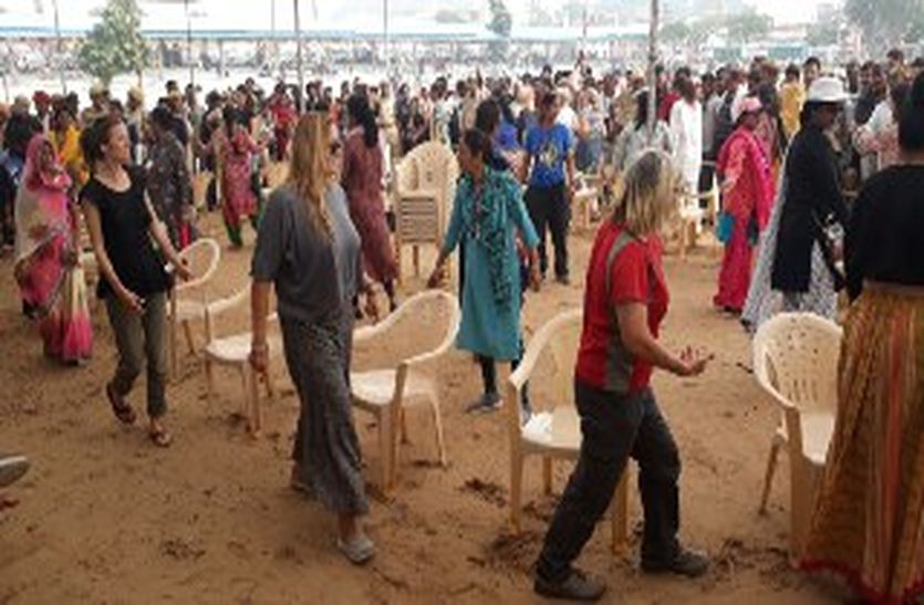 Pushkar Fair 2019 : Musical Chair Race में संगीत पर झूमती विदेशी बालायें -देंखे वीडियो