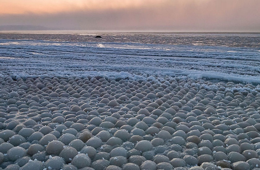 अंडे के आकार के हजारों की तादाद में दुर्लभ बर्फ के दिखे गोले, फिनलैंड में एक
दंपति को दिखा ये अजब-गजब नज़ारा