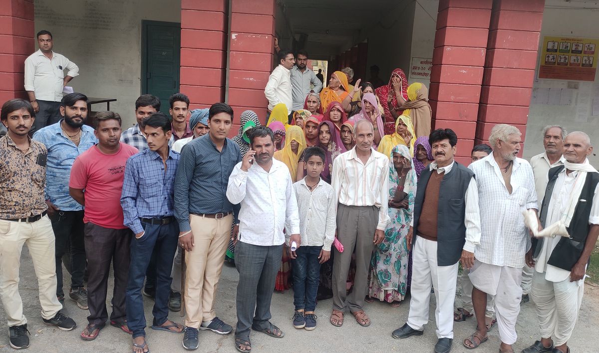 अतिक्रमण और बाधित मार्ग निकासी पर मुद्दा गरमाया, ग्रामीणों का तहसील कार्यालय के बाहर प्रदर्शन, हंगामा और नारेबाजी