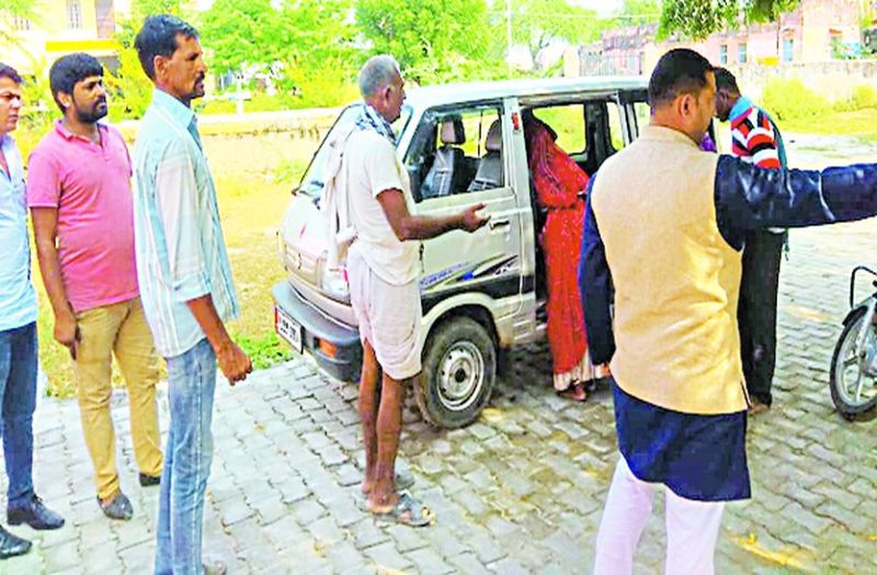 प्रसूता ने झेला दर्द, अस्पताल परिसर में पेड़ के नीचे हो गया प्रसव