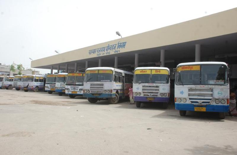 सीकर डिपो में बसों की कमी के कारण एक दर्जन से ज्यादा रूट बंद चल रहे हैं। जिससे सैंकड़ों गांव- ढाणी के यात्रियों को सार्वजनिक परिवहन की सुविधाएं नहीं मिल रही हैं।