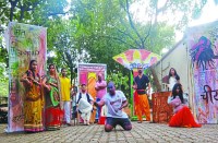 दो नाटक: पहले में नारी उत्पीडऩ और दूसरे में गल्र्स की मनमानी को बताया