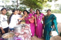 ससुराल गेंदा फूल गाने वाली जोशी सिस्टर को आनंद मेले में पसंद आया मोमोज