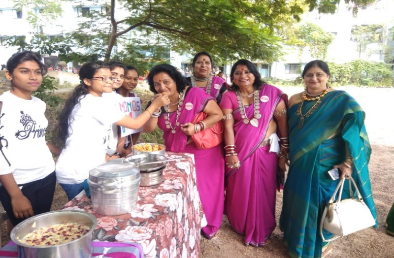 ससुराल गेंदा फूल गाने वाली जोशी सिस्टर को आनंद मेले में पसंद आया मोमोज