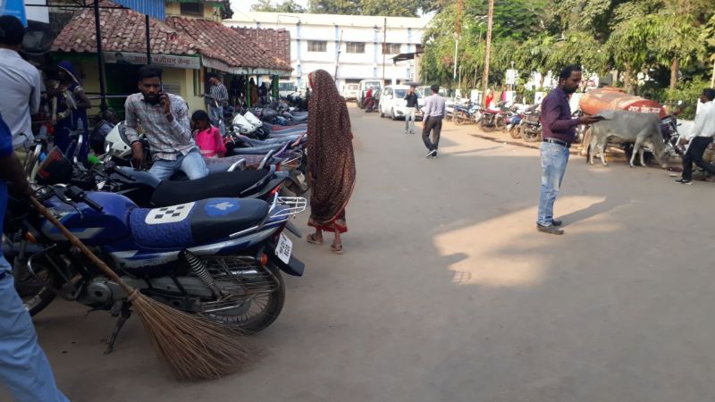 कलेक्टर का निर्देश भी नहीं आया काम, व्यवस्थित नहीं हुई जिला अस्पताल की वाहन पार्किंग